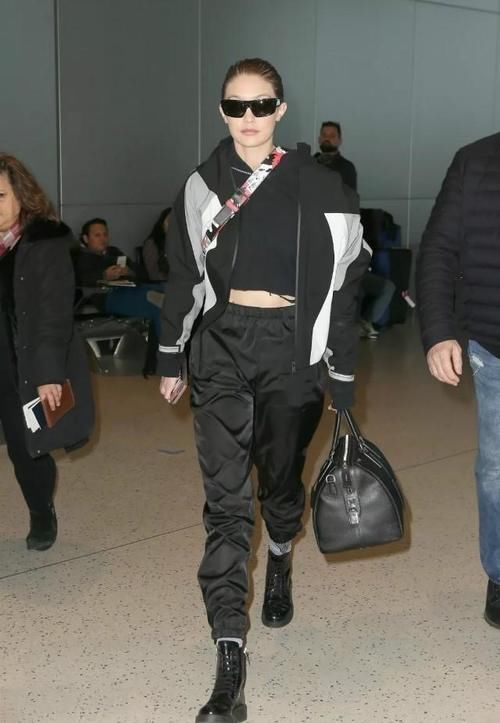 靴子+运动裤=2021最潮穿法，不管年龄多大，配这3种外套穿