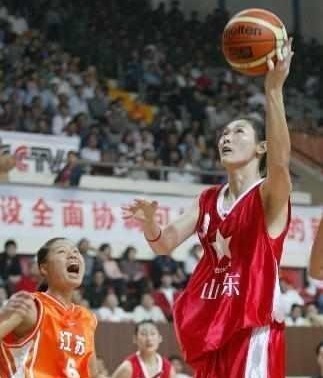 法尔|到底能长多高篮坛新星身高已与NBA第一巨人持平，姚明该乐了