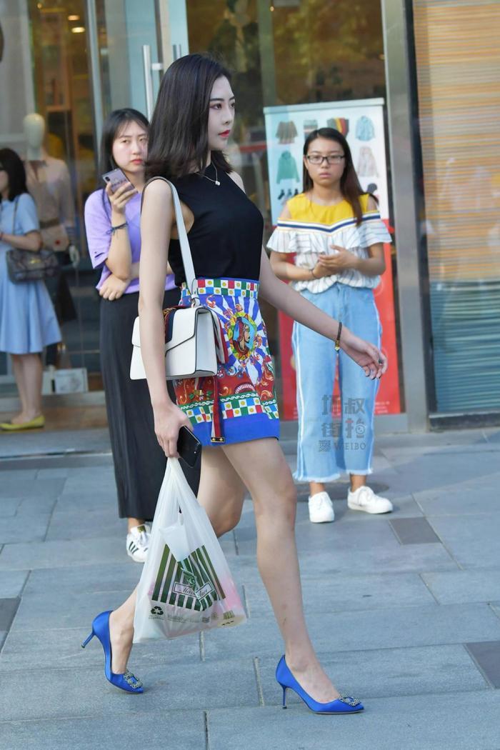 街拍:很有民族风的开叉裙,让她的淑女气质更浓郁