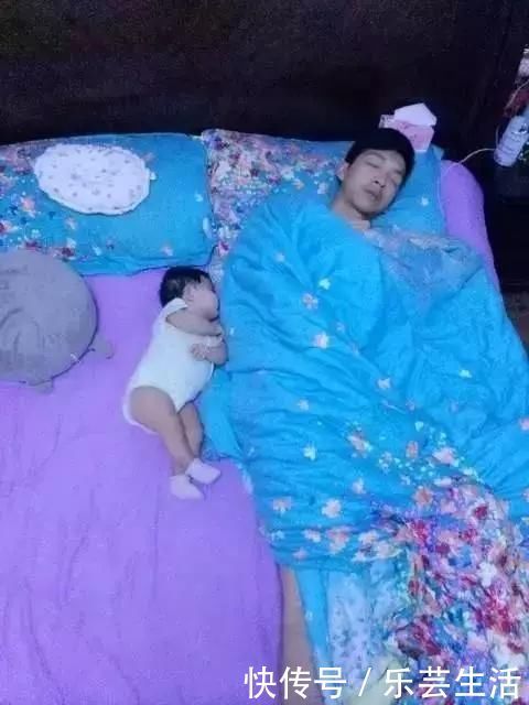 睡着|爸爸陪娃睡觉,醒后发现娃不见了,吓坏了赶紧找,结果自己都乐了