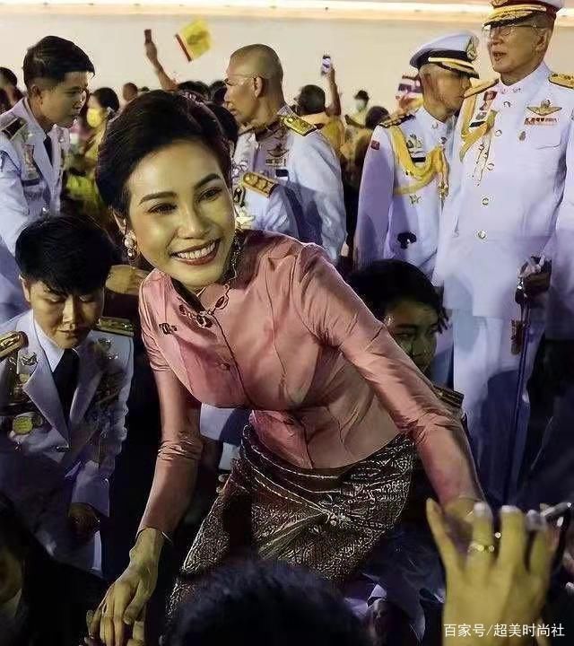 终于|诗妮娜终于和苏提达正面杠上！学她穿中式红色旗袍，笑得老态尽显