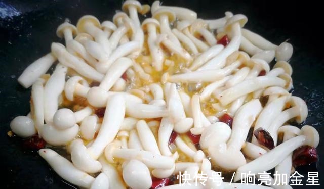 孩子|这两样素菜一起炒，不放肉也很鲜，入秋后多给孩子吃，简单又营养！