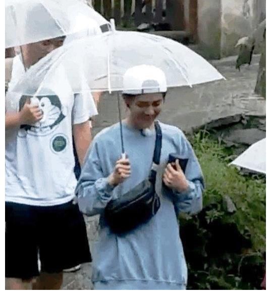 戰上海|鹿晗陳赫不錄跑男卻錄向往的生活，大褲衩保溫杯，隨性小鹿很討喜！