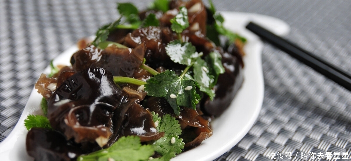 泡发木耳最忌直接用水泡,教你正确方法,木耳又大又软还干净!