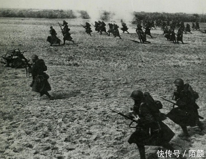 德国|直击德国闪击波兰时的欧洲,图三的波兰士兵提着枪不要命的冲锋
