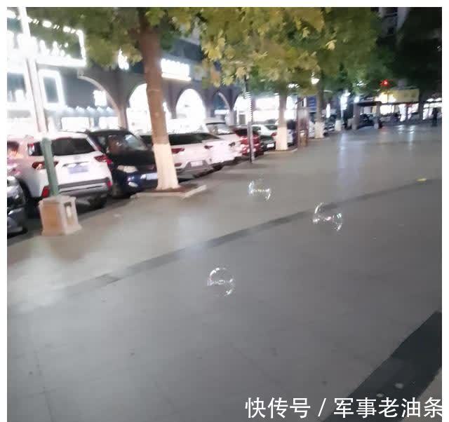 老两口|一个月6000，还不如这两位老人摆地摊！多少人的缩影