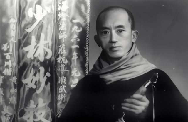 海灯法师77岁凭借二指禅倒立走红,圆寂多年后,徒弟说出事情真相