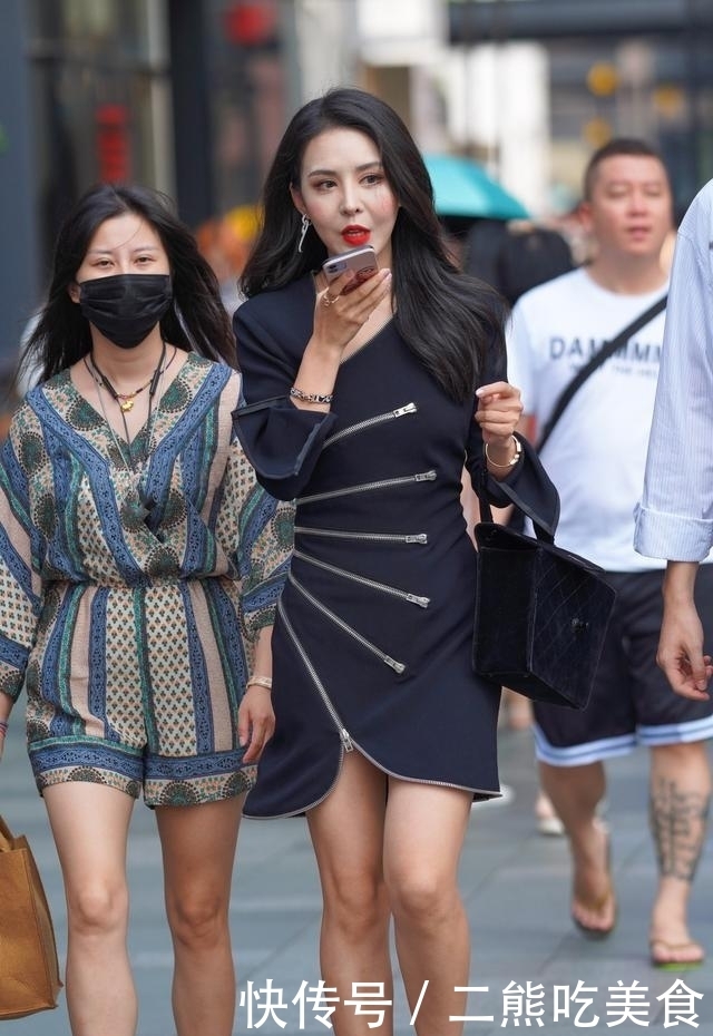 简洁风格的青色连衣裙,配以六条拉链做装饰,精致而又颇具正派