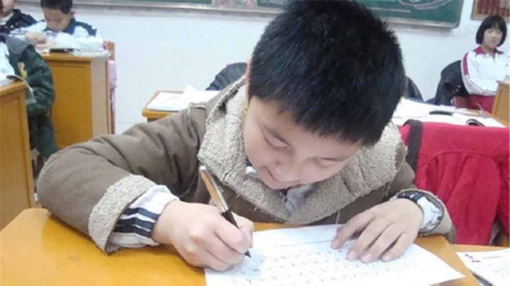 小朋友|同样是被罚抄名字100遍,一个孩子2分钟搞定,一个哭着写到半夜