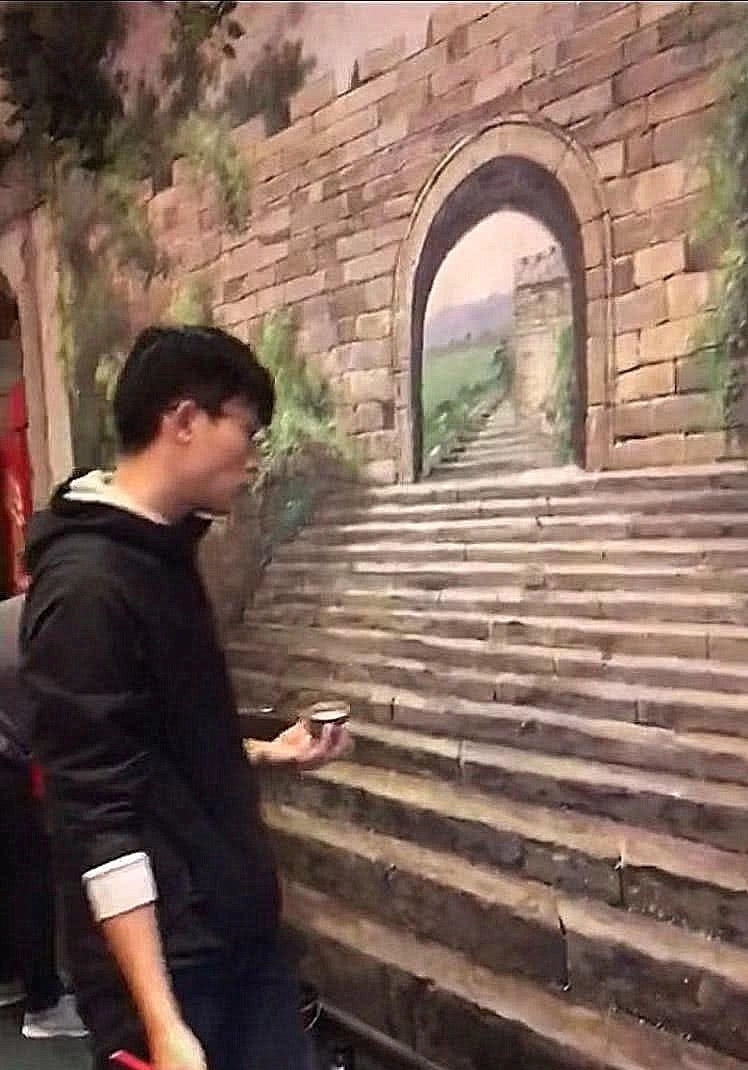 小伙|小伙在墙上画了一幅画,骗了多人后,网友:出十万买一副!