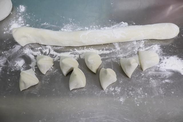 1锅南瓜馅包子2种吃法,软嫩酥嫩让人惊喜,老妈夸我真会吃