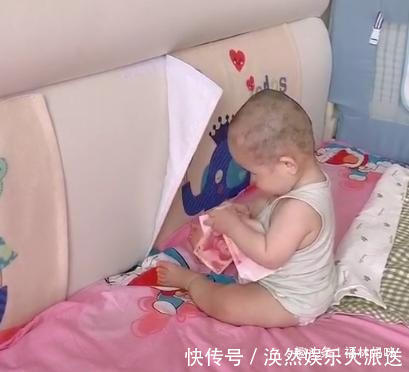 床头|宝宝撕开床头贴纸,却收获了“意外惊喜”,这算不算将功补过