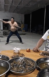 |搞笑GIF：女人就像是一把沙子 不管你怎么抓都会漏的