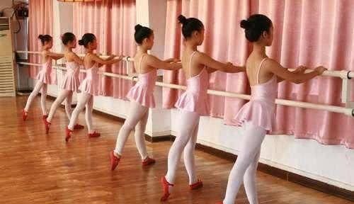 适应能力|孩子五岁前，别报这两种兴趣班，反而容易伤智力，很多父母不知道