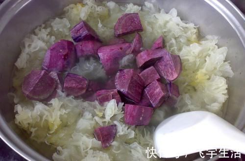 补血|银耳和它是绝配,熬成汤三天两头喝一次,补血又养颜,越喝越好看