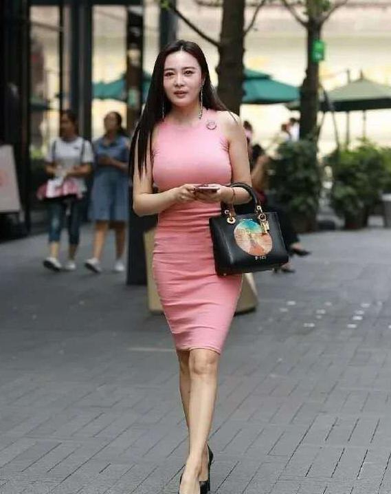 紧身裙 粉色包臀裙的穿搭,优雅漂亮,成熟而大方