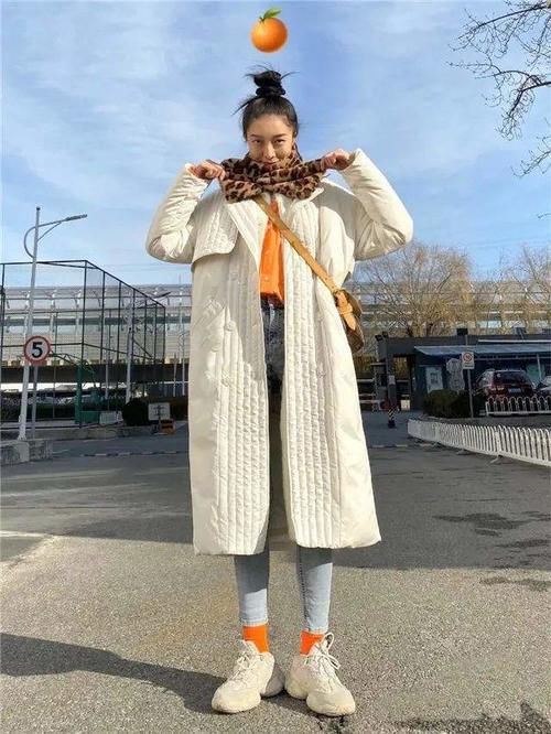  轻松|羽绒服里边穿什么？这几个搭配思路，时髦显气质，轻松摆脱臃肿感