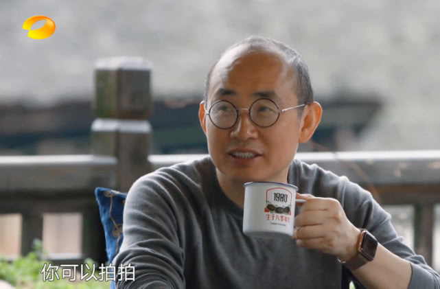 潘石屹离开蘑菇屋前,不跟何炅黄磊打招呼,唯独跟她握手道别!