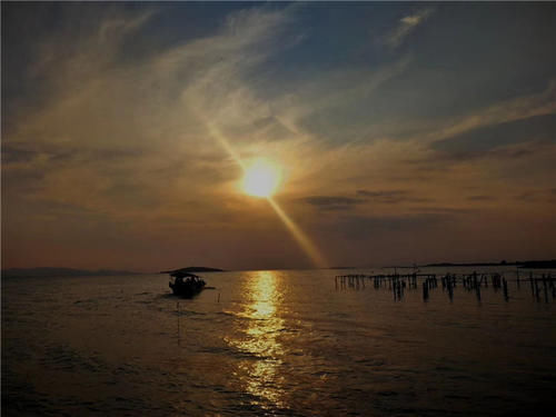 太湖深处的明月湾古村，西山岛最有名的古村，一处画一样的村落