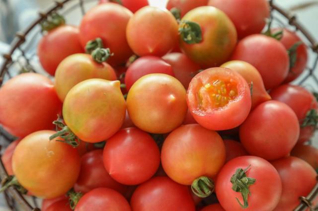 买西红柿时要小心“激素西红柿”,学会4个方法,轻松鉴别