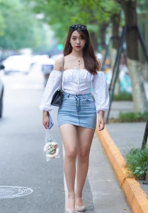 女人 美丽十足的连衣裙穿搭端庄有气质，展现女人的娇美，唯美俏皮