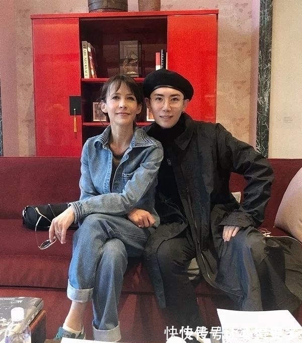 朱丽叶$95后华人珠宝设计师,被一票好莱坞巨星疯狂打call