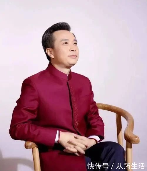 崔磊!文化学者康震的书法不错,有“启功体”笔意,瘦劲挺拔,洒脱飘逸