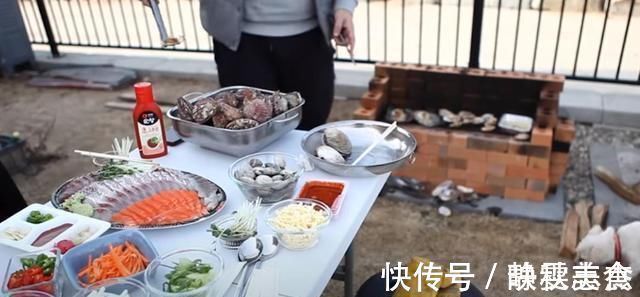 老爸不用水泥砂浆, 空心砖垒起来, 在院子里搭个烧烤台, 简单方便