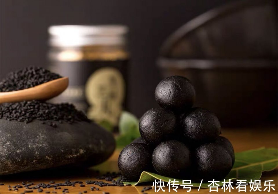 黑芝麻|建议老年人别舍不得花钱，这5款小零食，经常吃一点，气色好！