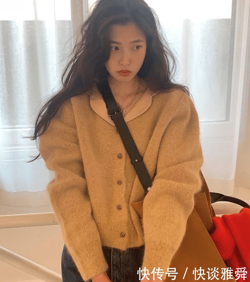 新鲜|毛衣换个搭配思路,穿出新鲜有趣的潮流穿法,让上班日常更时尚