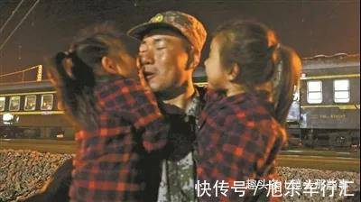 付圆圆&小小站台上,这个军人和4岁双胞胎女儿团聚了35分钟!