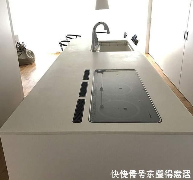收纳|这对夫妻真有远见,厨房不装吊柜,储物空间翻倍,美观实用还不乱
