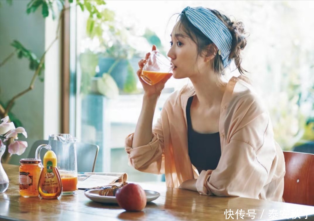 肩头处|天气太热怎么穿?美女教你夏日穿搭“小心机”:既清凉、又时尚!