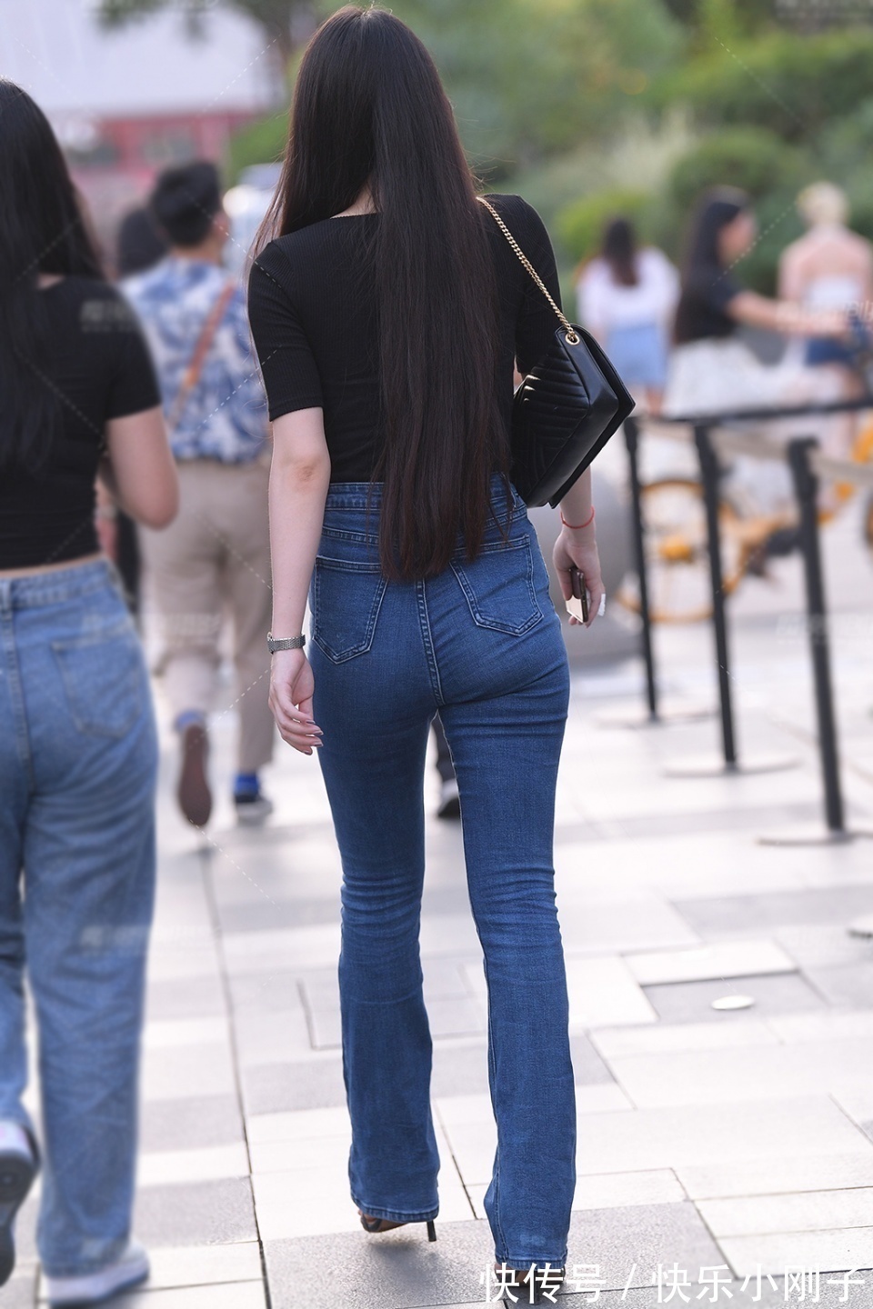 短袖衫 一款深蓝色的牛仔搭配黑色的短袖衫,简约又大方,美的清新又时尚