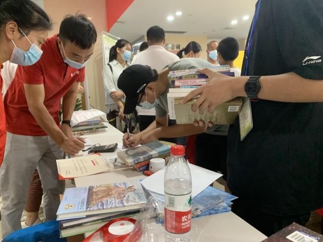 中国邮政$全民阅读公益图书展活动举行