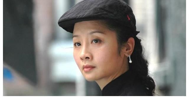 丈夫|她捧红丈夫后惨被抛弃,如今丈夫娶影后,她却独自抚养儿子