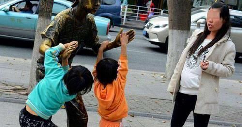 邻桌|熊孩子朝邻桌火锅吐口水,邻桌的反击大快人心,路人:就该这么治