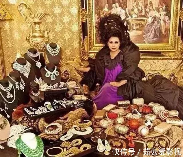 泰国母子炫富,珠宝论斤戴,包包堆成山,品味奇特