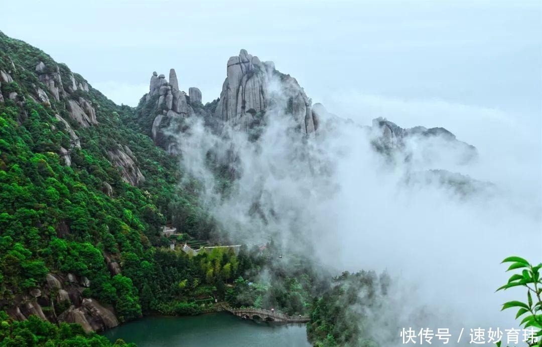 福建一座挺立于东海之滨，三面临海的山，是5A级景区