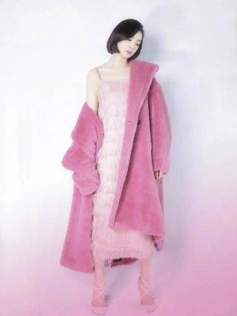 最近火了一种穿法：羊羔毛外套+裙装，时髦不冻人，潮人都上头了