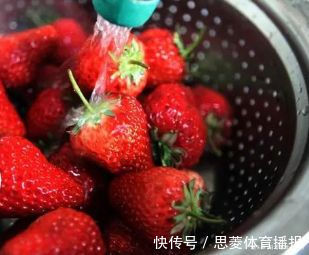 清水洗草莓，比不洗还脏！用这两样水洗，脏东西自动跑出来！