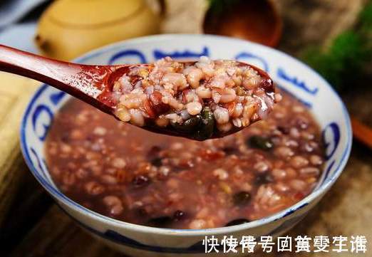 煮红豆时，别再直接下锅煮了，教你1个小窍门，10分钟就能煮开花
