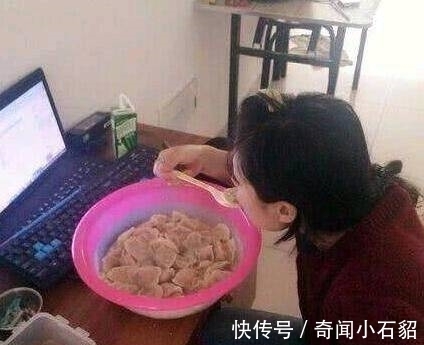 |搞笑图片幽默段子笑话：妹子你用脸盆装饺子啊，很有情调哦