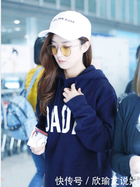 穿搭|赵丽颖的漫画腿又细又直，玩“下装失踪”挺占便宜，看着就有美感