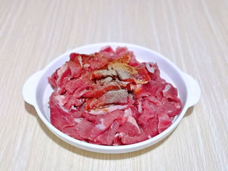 牛肉片炒青椒做法简单，和米饭太搭了，全家抢着吃