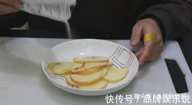 苹果片和食盐泡水，真是厉害，解决了男女朋友的苦恼，赶紧去试试