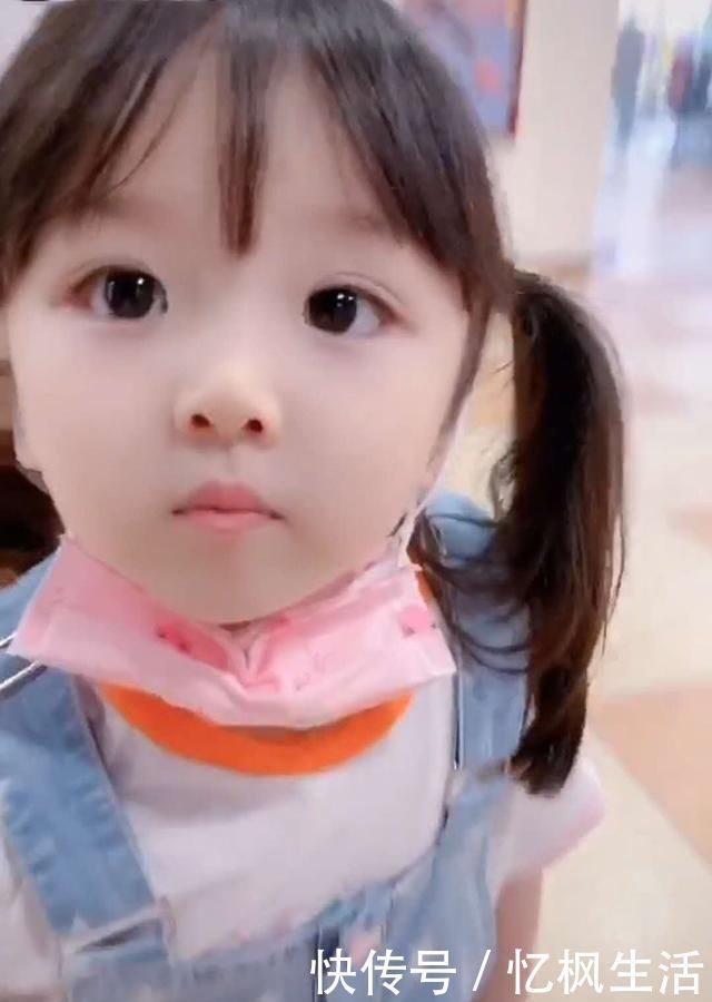 小棉袄|女儿逛商场累了向爸爸求抱抱,爸爸当场拒绝,随后女儿一句话让爸爸妥协