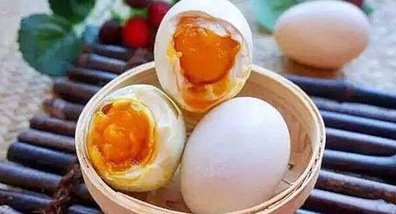 咸鸭蛋|经常吃咸鸭蛋对身体健康是好是坏什么人不能多吃今天告诉你
