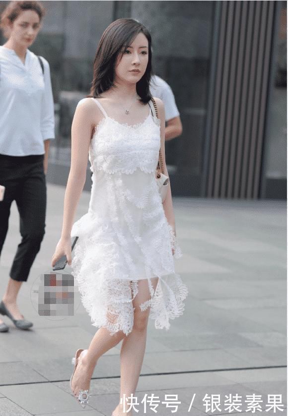白色吊带裙|与众不同的白色吊带裙,别具一格的高跟鞋