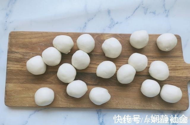 我家酥饼5年来从不用买,外酥里糯,放3天也不硬,比买的香